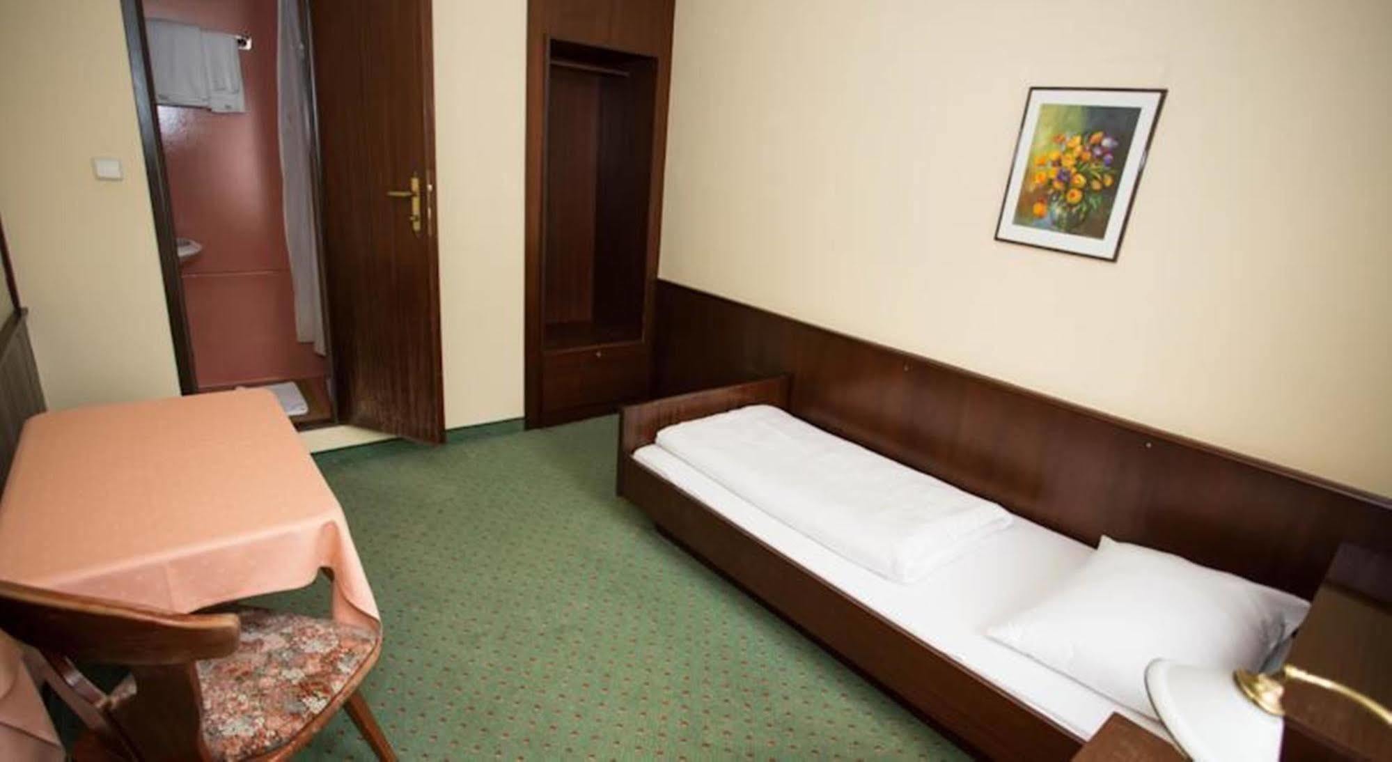 וינה Hotel Hadrigan מראה חיצוני תמונה